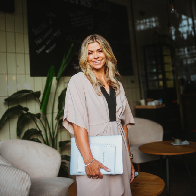 Hochzeitsplanerin Angelika Wichan mit Planungsunterlagen