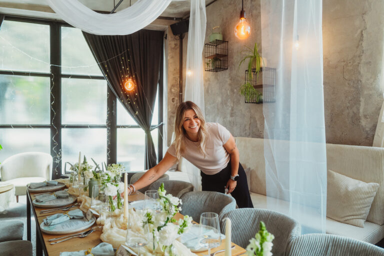 Angelika Wichan – Hochzeitsplanerin in den Alpen bei der Vorbereitung einer Hochzeit