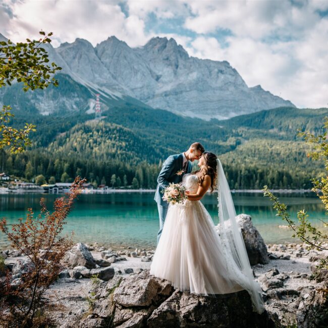 Bride and groom at Lake Eibsee with mountain views, romantic wedding setting in the Bavarian Alps