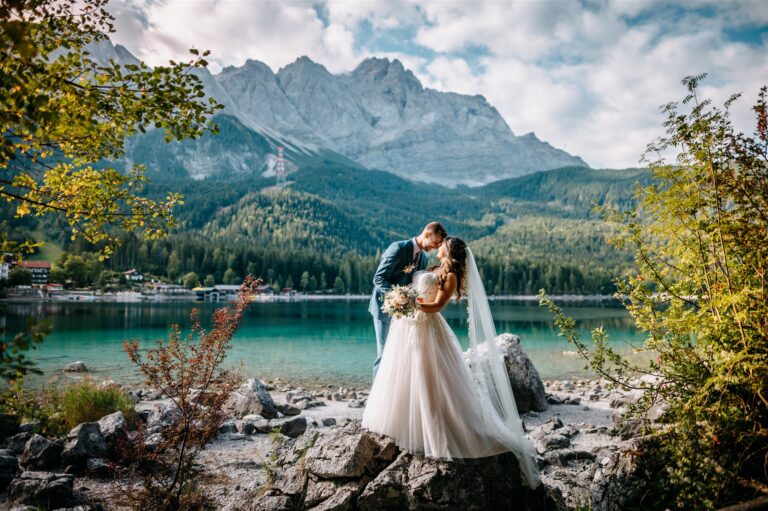 Brautpaar am Eibsee – Exklusive Hochzeitsplanung in den Alpen