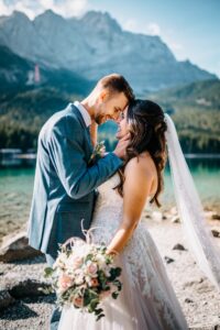 Hochzeitsplanung – Paar vor Bergkulisse