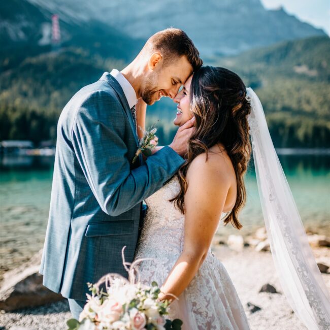 Hochzeitsplanung – Paar vor Bergkulisse