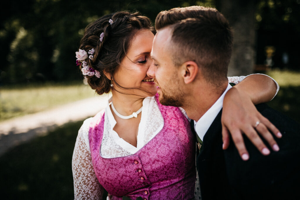 Videograf Hochzeit – inniger Moment eines Brautpaars in Tracht