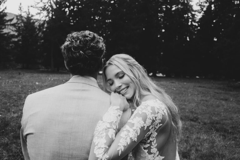 Brautpaar genießt Hochzeitstag ohne Sorgen – Hochzeitsplanung in den Alpen