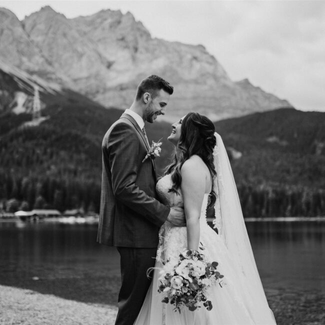 wedding couple at Eibsee with Zugspitze mountain in the Alps