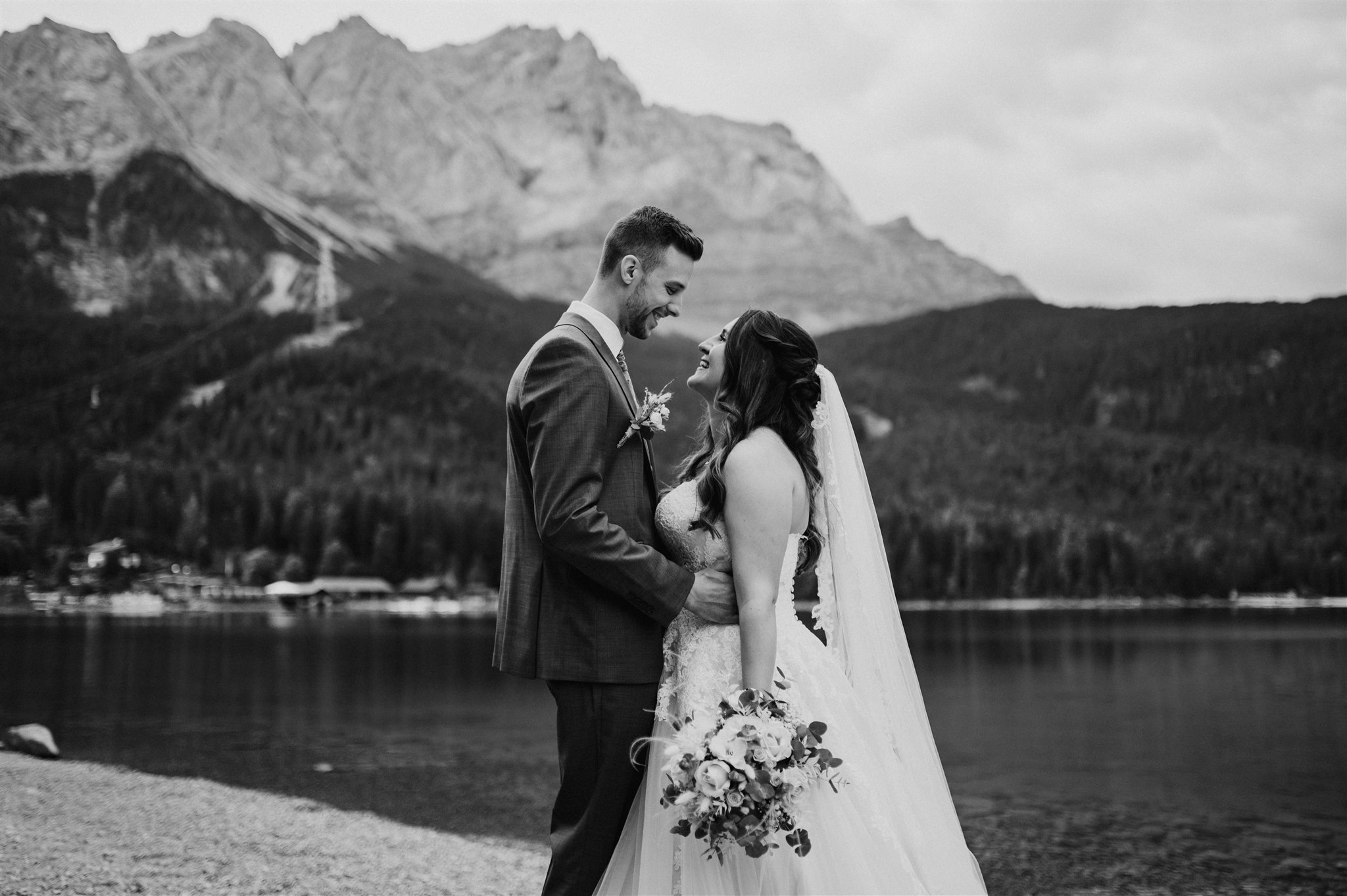 wedding couple at Eibsee with Zugspitze mountain in the Alps