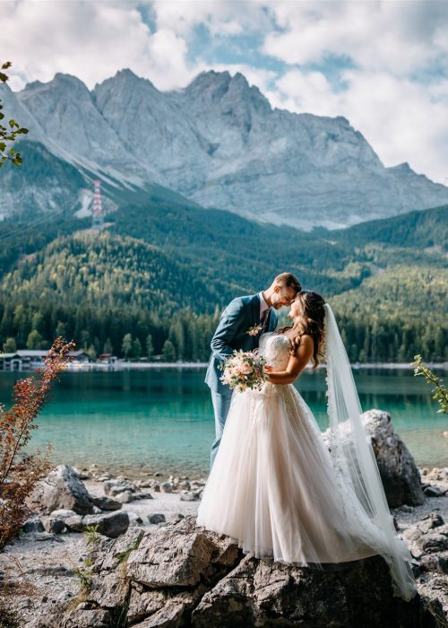 Bride and groom at Lake Eibsee with mountain views, romantic wedding setting in the Bavarian Alps