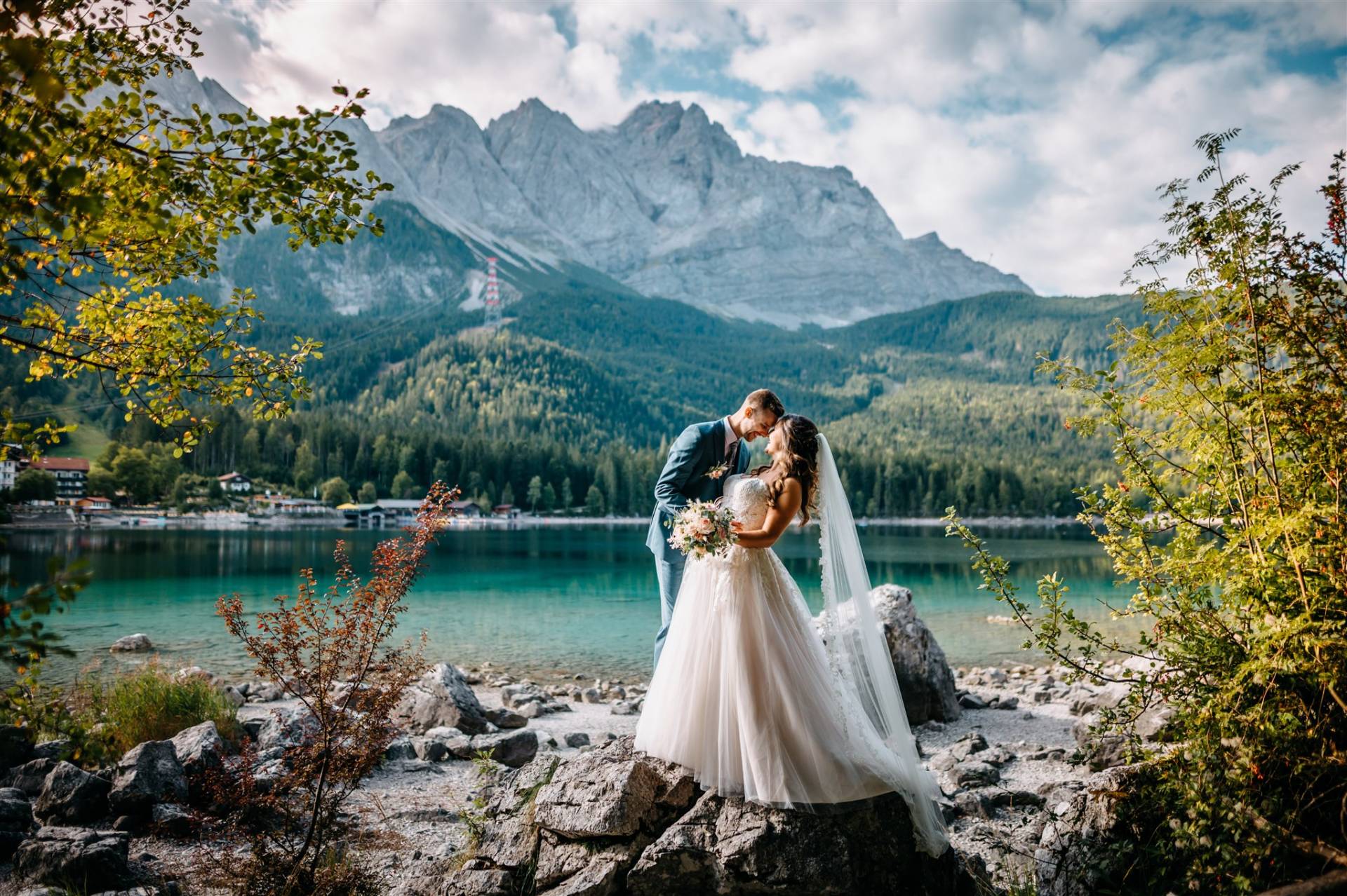 Bride and groom at Lake Eibsee in the Bavarian Alps – mountain wedding near Garmisch Partenkirchen